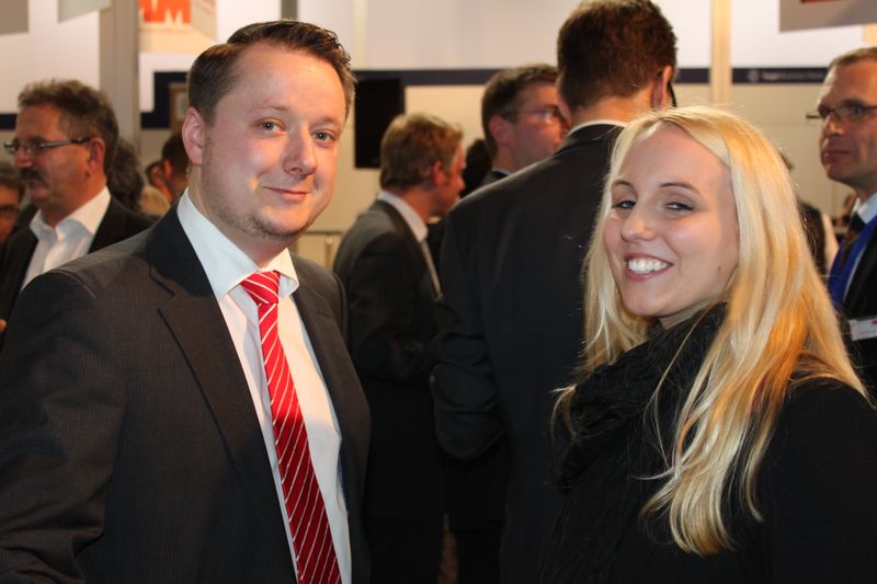 Am Dienstagabend wurde bei der Vogel Business Media am Messe-Stand in Halle 9 traditionell auf eine erfolgreiche Hannover Messe 2014 angestoßen. Gute Gespräche und Live-Musik von der Band „Famos“ sorgten bei den zahlreichen Standpartygästen für eine ausgelassene Stimmung. (Siegl/Vogel Business Media)