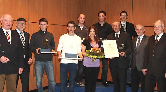 Obermeister Mark Scherhag (mit Urkunde) von der Innung Mittelrhein ehrt die Prüfungsbesten. (Archiv: Vogel Business Media)