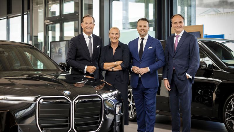 Dirk und Waltraud Horn (v.l.) übergeben ihr Unternehmen Autohaus Rolf Horn an die Procar Automobile Gruppe. Geschäftsführer Stefan Schmitt und CFO Nicolas Janssen wollen die drei Standorte in den nächsten Jahren nach dem BMW-Konzept Retail Next umbauen. (Bild:  Procar Automobile Gruppe)