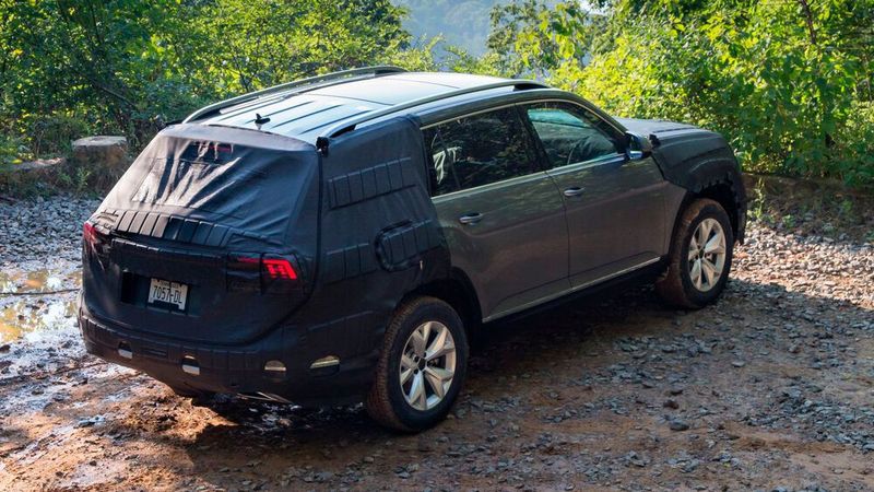 SUV und Geländewagen sind in Regionen mit viel Platz unproblematisch, in den engen Straßen von Großstädten sinkt dagegen die Akzeptanz.(Bild:  VW)