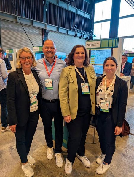 Thomas Peter (Reiner SCT) im Kreise der IT-BUSINESS-Damen (Bild: Vogel IT-Medien GmbH)