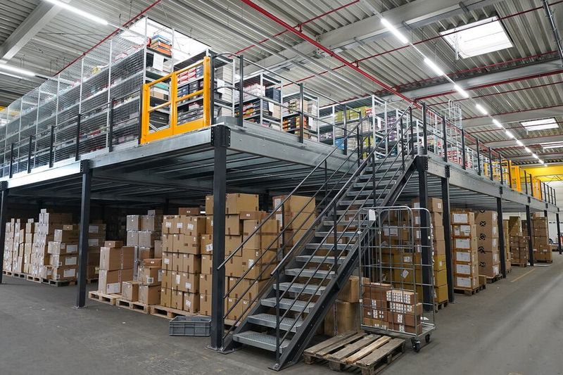 Lagertechnik Hahn & Groh bei Fuljoyment im Rahemen der Lageroptimierung zwei individuell nutzbare Kommissionierflächen installiert und damit die bisherige Lagerfläche verdoppelt. (Lagertechnik Hahn & Groh)