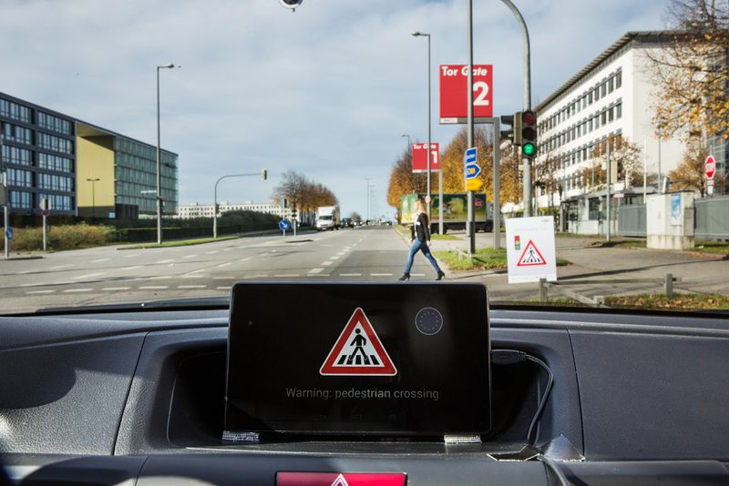 Communicating Cars: Wichtige Straßenschilder werden auf einem Display im Auto angezeigt (Kalle Singer)