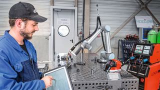 Zuverlässiger Schweiß-Prozess: Die intuitive Programmierung des Cobots ermöglicht sowohl Zeitersparnis als auch Arbeitsentlastung bei sich wiederholenden, ermüdenden Schweißaufgaben. (Universal Robots )