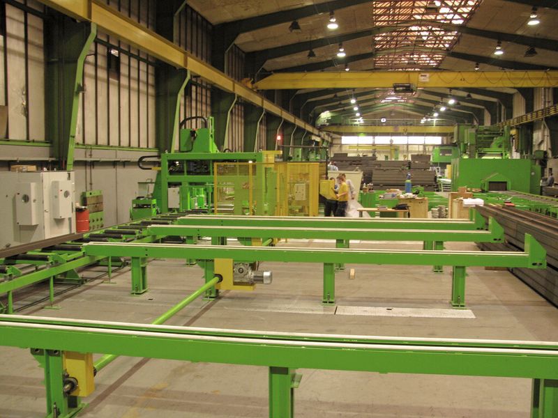 Bild 2: Bei SSI-Schäfer in Neunkirchen schicken Querfördereinrichtungen die langen, bis zu 14 m messenden Materialstangen zu der neuen Säge-Bohranlage von Behringer. (Bild: SSI Schäfer)