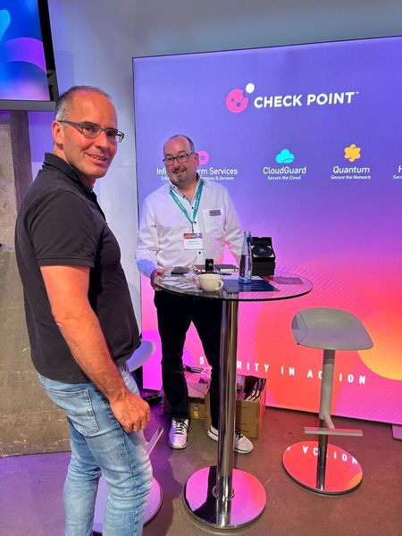 Da führten Dirk Pieck (l., Seculonia) und Detlef Mletzko (Check Point) wohl ein sehr interessantes Gespräch.  (Bild: Vogel IT-Medien)