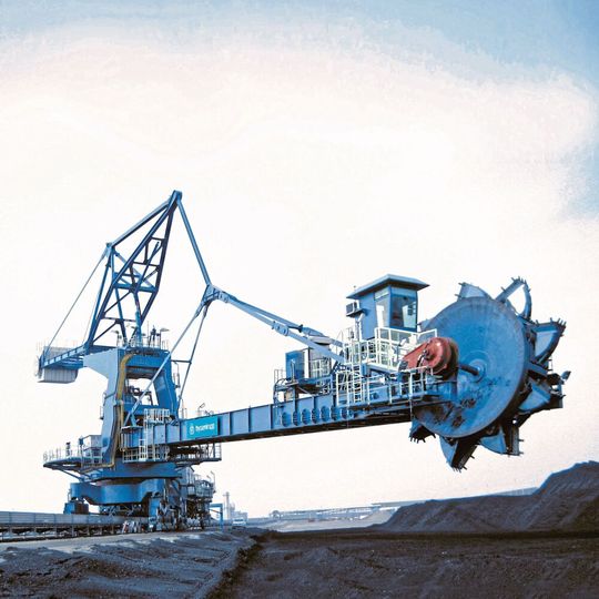 Um die Emissionen der Anlage zu minimieren, werden alle Materialübergabestellen, Waggonentladestationen sowie Schiffsbelader mit einer Staubunterdrückungsanlage ausgestattet.(Bild:  Thyssenkrupp Industrial Solutions)