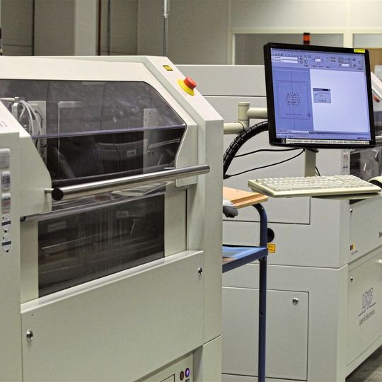 Fertigung der SMD-Druckschablonen: Laserautomaten sichern die Just-in-Time-Fertigung der Photocad-SMD-Schablonen. Fertigung der SMD-Druckschablonen: Laserautomaten sichern die Just-in-Time-Fertigung der Photocad-SMD-Schablonen.