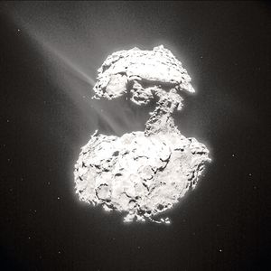 Gas und Staub steigen von „Churys“ Oberfläche auf, während sich der Komet dem sonnennächsten Punkt auf seiner Umlaufbahn nähert. (Bild:  ESA/Rosetta/NAVCAM)