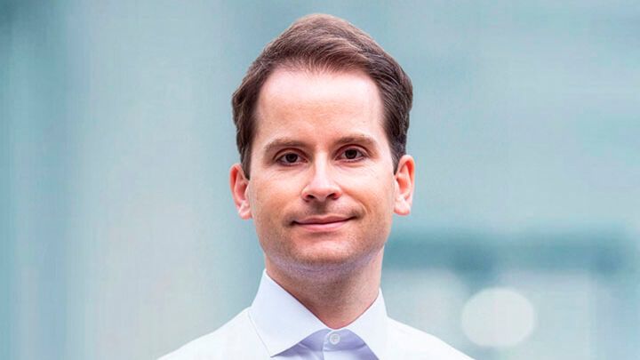 Prof. Dr. med. Philipp Vollmuth, Else-Kröner Professor für Künstliche Intelligenz in der medizinischen Bildgebung an der Universität Bonn und Sektionsleiter für Computational Radiology & Clinical AI an der Klinik für Neuroradiologie am UKB, entwickelt für EUcanAI mit seinem Team Foundation Modelle für die medizinische Bildgebung. (Bild:  Tobias Schwerdt)