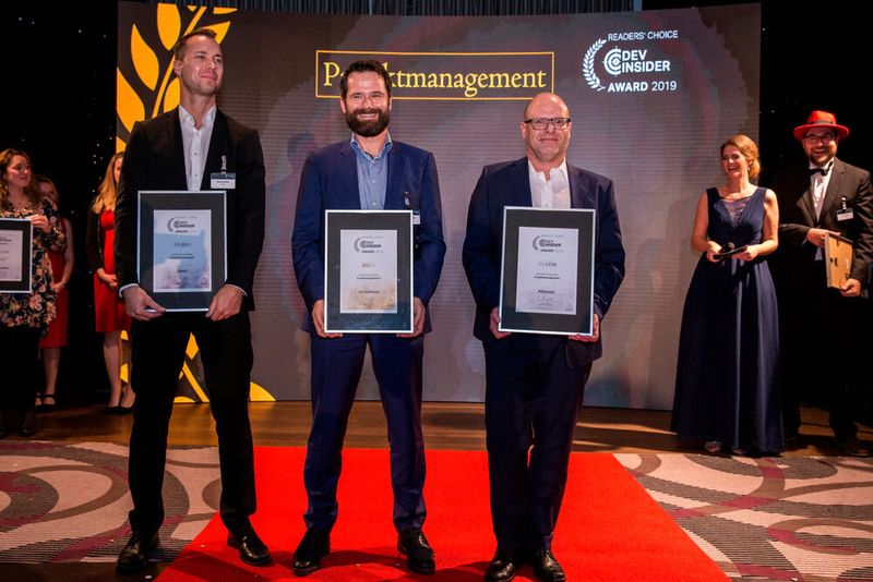 Den Abschluss der Leserwahl von Dev-Insider macht die Kategorie Projektmanagement. Mit der Platin-Trophäe wird Joachim Fuchs für Atlassian bedacht, Gold bereitet Thorsten Fuchs von ServiceNow große Freude, Silber hält Martin Welker für Zenkit fest (v.r.n.l.).  (Bild: artful rooms / VIT)