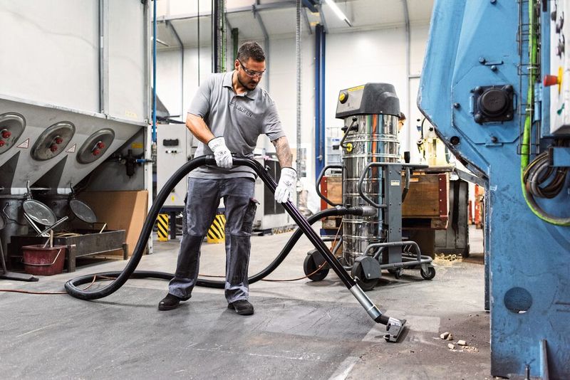 Der Industriesauger IVM 60/30 wird vor allem bei der Ent­sandungsanlage genutzt. Der robuste Mittelklasse-Sauger ist täglich mehrfach im Einsatz, um Maschine und Umgebung von Sand aus dem Strahlverfahren und den Sandkernen der Armaturen-Rohlinge wie auch von Graphitstaub zu befreien.  (Bild: MomentiMedia)