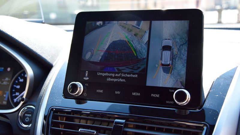 In der Intro- und Top-Variante helfen Umgebungskameras beim Rangieren.  (Bild: Simon/»kfz-betrieb«)