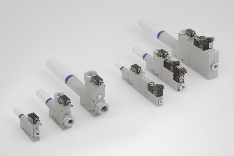 Individuelle Vakuum-Greifersysteme lassen sich schnell und kostengünstig zusammenstellen: Dabei bilden Vakuum-Sauggreifer (links) das Bindeglied zwischen Werkstück und Handlinggerät; die Grundejektoren sind in sechs verschiedenen Leistungsstufen erhältlich. (Archiv: Vogel Business Media)