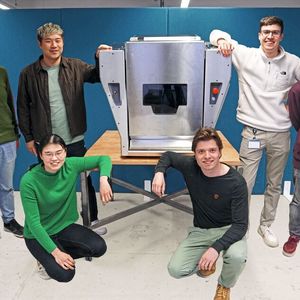 The Eigenblue team with the eigenScan (from left to right): Ata Keşfeden, Shiyue Liu, Qiao Qiao, Johannes Zimmerer, Raphael Joppi and Tizian Unkauf.(Image: Eigenblue GmbH)