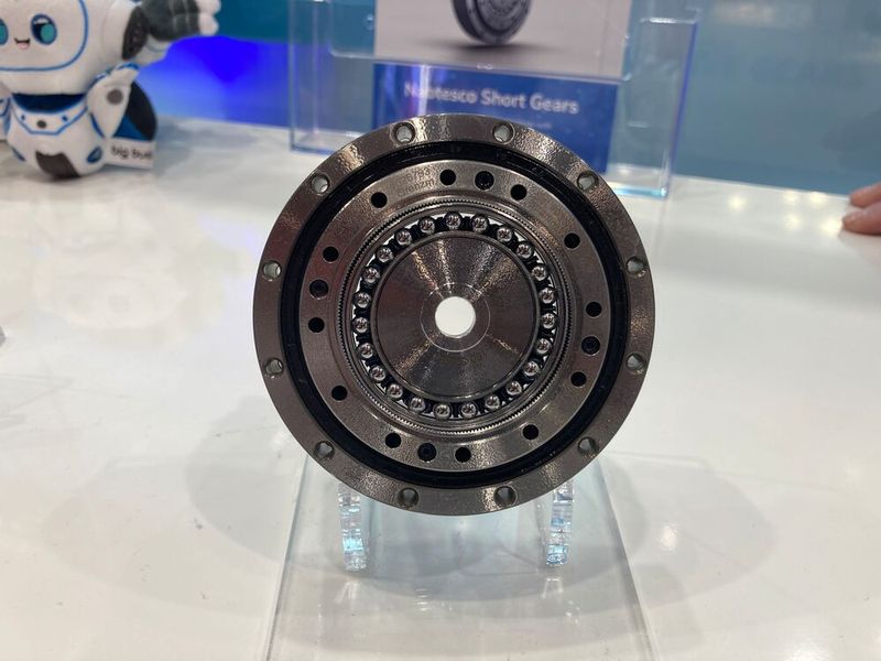 Neues Shortgetriebe (Wellgetriebe) von Nabtesco: 20 % mehr Drehmoment und 40 % längere Lebensdauer in gleicher Baugröße. (Bild: Stefanie Michel)