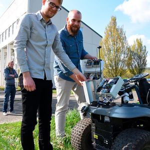 GPS-gestützte Steuerung, Sensoren und Aktoren, Display und Software waren die wesentlichen Zutaten für den intelligenten Traktor.(Bild:  TH Bingen)