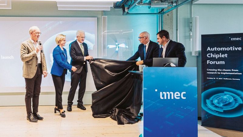 Imec-CEO Luc Van den hove, Baden-Württembergs Ministerpräsident Winfried Kretschmann und Nicole Hoffmeister-Kraut, Ministerin für Wirtschaft, Arbeit und Tourismus des Landes Baden-Württemberg, weihten im Rahmen des Automotive Chiplet Forums auf dem IPAI-Campus in Heilbronn die neue deutsche Niederlassung des Imec ein.(Bild:  Nico Kurth)