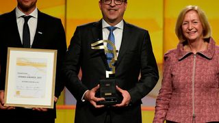 Bundesministerin Johanna Wanka verlieh zum Messeauftakt den begehrten Hermes Award an die Greiferfirma Schunk. (Deutsche Messe AG)