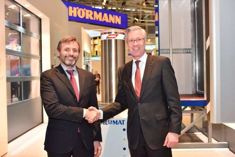 Christoph Hörmann (rechts), persönlich haftender Gesellschafter der Hörmann Gruppe, unterzeichnete den Vertrag für die Übernahme der Mehrheitsanteile an dem Unternehmen Pilomat. Bruno Toffetti (links) verbleibt in seiner Position als Geschäftsführer. (Hörmann)