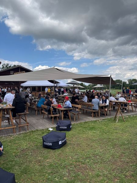 Weiß-blauer Himmel und beste Stimmung auf dem Arrow Sommer Forum (Bild: Vogel IT-Medien GmbH)