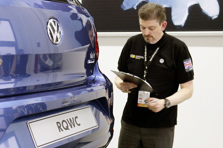 Bei anspruchsvollen Prüfungen zeigten die Finalisten der Volkswagen Retail Qualification World Championship 2015 ihr Können. (Foto: VW)