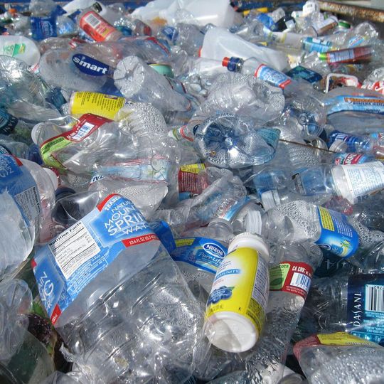 Das chemische Recycling bietet die Möglichkeit, Additive wie UV-Stabilisatoren oder Farbstoffe zu entfernen und so einen neuen, sortenreinen Kunststoff herzustellen.(Bild:  frei lizenziert / Unsplash)