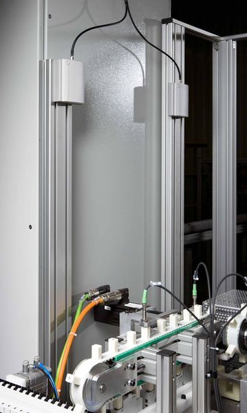 Sende- und Empfangsantenne (oben) der Basisstation zur Funkkommunikation mit bis zu 13 drahtlosen E/A-Modulen. (Archiv: Vogel Business Media)