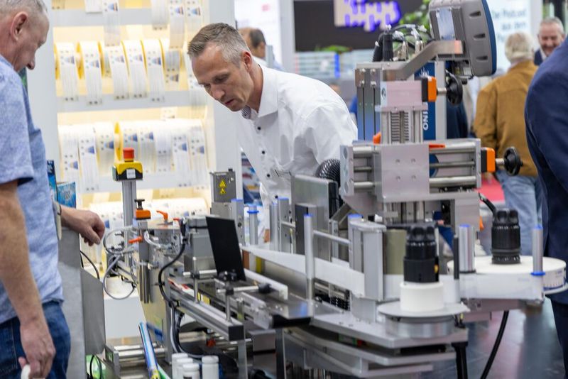 Auf der Fachpack vom 23. bis 25. September 2025 in der Nürnberger Messe dreht sich alles um innovative Verpackungslösungen für die Lebensmittel-, Pharma- und Chemieindustrie. Entdecken Sie die neuesten Technologien, die die Verpackungsindustrie revolutionieren und die Zukunft der Branche gestalten. (Bild: NuernbergMesse / Frank Boxler)