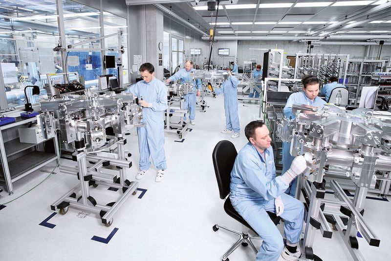 Blick in die Lasermontage bei Trumpf in Ditzingen: Beim Zusammenbau sind viel Know-how und Fingerfertigkeit vonnöten. (Bild: Trumpf)