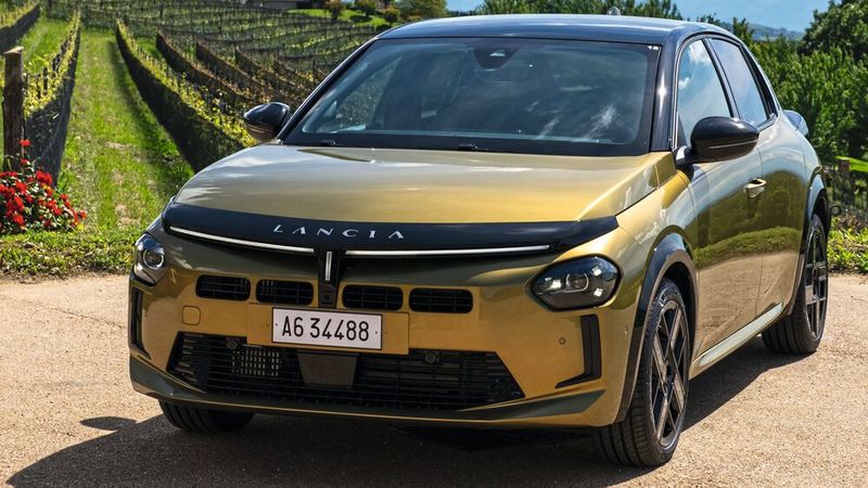 Die Frontpartie des Ypsilon polarisiert. Beim Verbrennermodell sorgen die vier Öffnungen unter dem Logo für einen speziellen Look.   (Bild: Lancia)