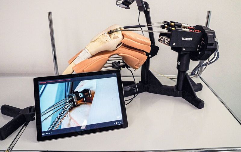 Um die Operationen korrekt ausführen zu können, lässt sich der Miniaturroboter über flexible Spiralspindeln präzise im Körper bewegen. (Bild: Beckhoff)