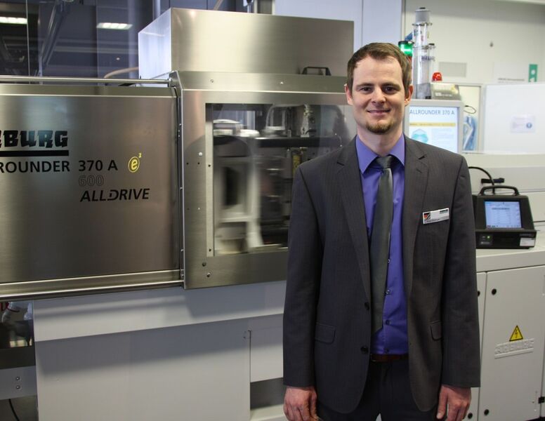 Sven Kitzlinger, anwendungstechnischer Berater (hier vor einer GMP-konformen Spritzgießmaschine für den Reinraum zur Fertigung einer Lab-on-a-Chip-Anwendung), beantwortet die Fragen von Herstellern medizintechnischer Produkte. (Bild: Reinhardt)