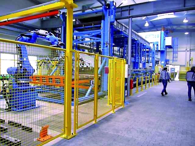 Der Rollenherdofen wird mit Hilfe eines Roboters mit Saugerspinne, der die Platinen auf das Band legt, geladen. (Archiv: Vogel Business Media)