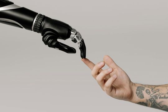 „Wie diese Zusammenarbeit konkret aussieht, hängt natürlich immer vom Kontext ab: von der Aufgabe, den Risiken und den Zielen. Es gibt keine universellen Lösungen, sondern nur individuell passende Ausprägungen.“ (Florian Lauck-Wunderlich, Global Director Business Excellence bei Pegasystems)(Bild:  Pexels)