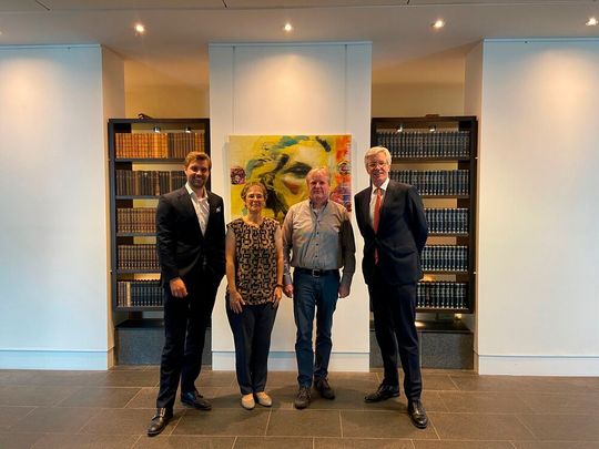 Unterzeichneten den Kaufvertrag (v.l.): Daniel Kurpiers (Hörmann), Sandra Dixius und Klaus Grothaus (beide Grothaus) sowie Christoph Hörmann (persönlich haftender Gesellschafter der Hörmann-Gruppe).(Bild:  Grothaus)