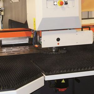 Die Bleche werden durch tausende einzelner und flexibler Punkte – den Faserenden – getragen.