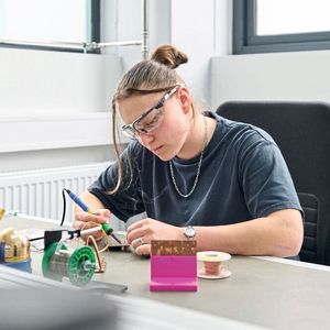 Die Verbindung von Theorie und Praxis ist ein zentraler Bestandteil der dualen Bildung bei Endress+Hauser.(Bild:  Endress+Hauser)
