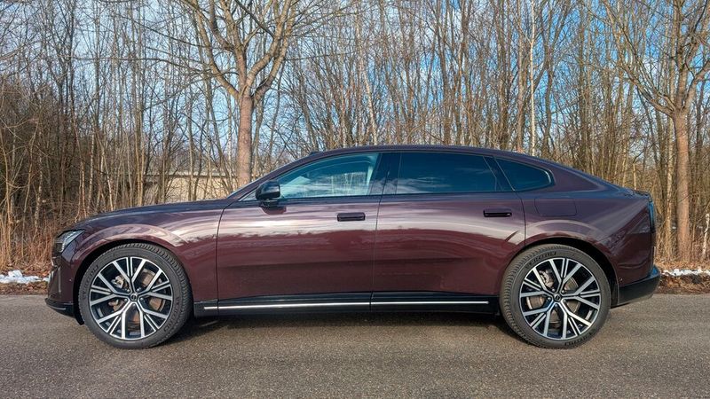 Der ES90 ist fünf Meter lang. Die Bodenfreiheit ist mit 18 Zentimetern identisch mit dem SUV EX90. (Bild: Mauritz – VCG)