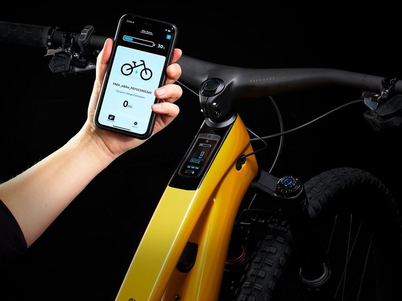Die neu entwickelte Trek-Central-App verbindet sich nahtlos mit dem Fuel EXe. Neben der Möglichkeit zur Abstimmung des Motorverhaltens, der Verfolgung von Aktivitäten und der Nutzung von Karten-und Navigationsfunktionen stellt die App außerdem Empfehlungen für Reifen- und Fahrwerksdrücke sowie Echtzeitberechnungen der Reichweite bereit. (Bild: Trek Bicycle Co.)