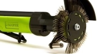 Der MBX-Stabblaster säubert verrostete Bördelkanten sowie Radläufe. (Archiv: Vogel Business Media)