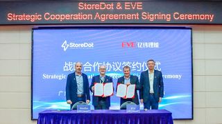 Storedot hat eine Produktionsvereinbarung mit Eve Energy unterzeichnet, um die Massenproduktion seiner XFC-Zellen zu beschleunigen (von links): Amir Tirosh, COO Storedot, Alexander Holden, SVP Eve Energy, Doron Myersdorf, CEO Storedot, Liu Jincheng, Chairman Eve Energy. (Bild: Storedot)