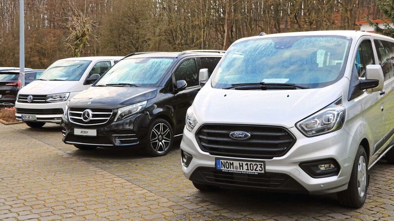 Örtliche Autohändler unterstützten die Jobbörse der BFC und stellten Transporter als zusätzliche Räume zur Verfügung, in denen sich die Teilnehmer treffen konnten. (Bild: NFC)