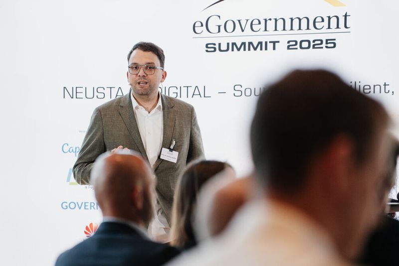 Dem Thema KI und Praxis war am Nachmittag ein eigener Themenblock gewidmet: Prof. Dr. Christian Djeffal, Rechtswissenschaftler und Professor für Recht, Wissenschaft und Technologie der TU München, gab mit seiner Impulskeynote zunächst einen Überblick, wie  generative KI bereits heute in der Verwaltung genutzt wird, welche Trends sich abzeichnen   und welche Rolle die EU-KI-Verordnung für grundrechtskonforme, innovative KI-Nutzung im öffentlichen Sektor spielen wird. (©Manuel Emme Fotografie)