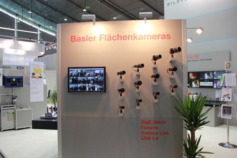 Wandaufbau mit verschiedenen Basler-Flächenkameras. (Bild: Schäfer)
