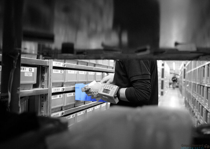 Farnell-Distributionszentrum Lüttich: Die Mitarbeiter tragen mit Hilfe von mobiler Datenerfassung jedes Produkt zusammen (Bild: www.gregoryhenrard.be)