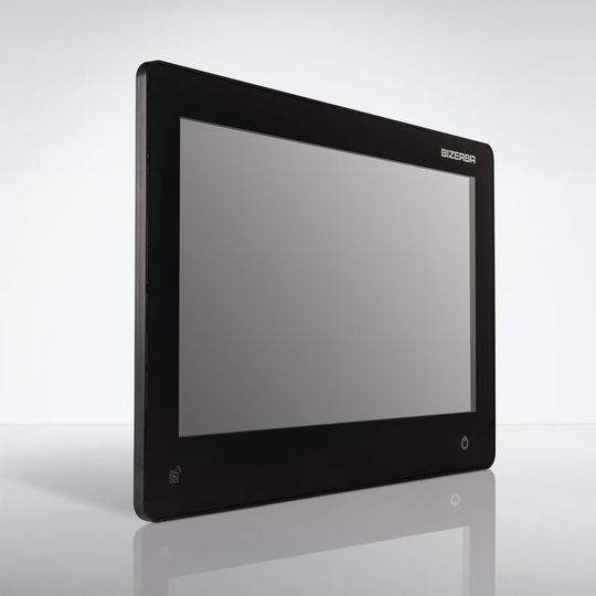 Der Panel-PC widersteht auch dem Hochdruckreiniger.(Bild:  Schubert System Elektronik)