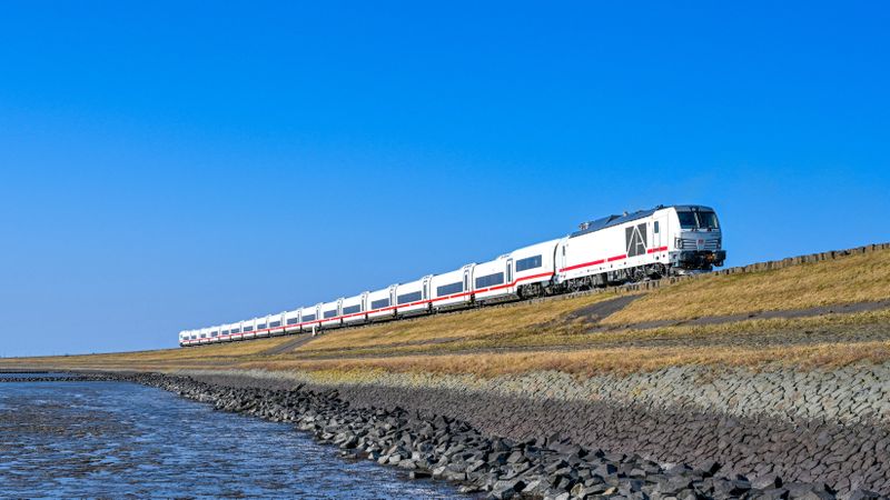 Auf der Strecke Berlin - Oslo setzt die Bahn den neuen ICE L ein.(Bild:  Deutsche Bahn)