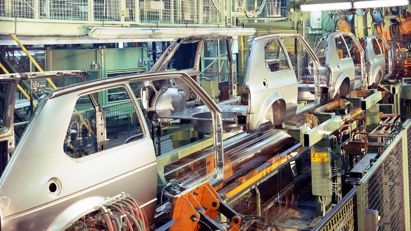 Er purzelte in ähnlich großen Stückzahlen vom Fließband wie einst der Käfer. Dessen Langlebigkeit hatte der Golf 1 jedoch nicht geerbt.(Bild:  Volkswagen AG)