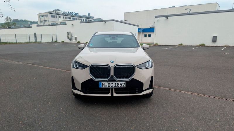 Mit seinen spitz zulaufenden Scheinwerfern und der mächtigen schwarzen Niere wirkt der X3 durchaus bedrohlich im Rückspiegel – und mit 245 km/h Spitze sind längere Ausflüge auf die linke Spur auch kein Problem. (Bild: Mauritz – VCG)